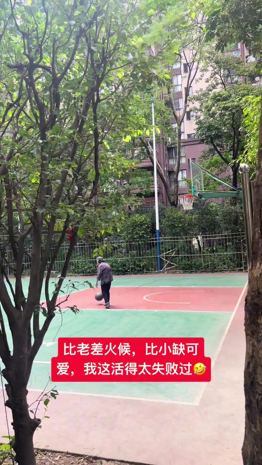 這阿婆單手一投一個(gè)準(zhǔn)，姜還是老的辣