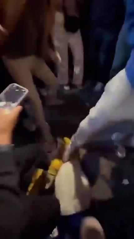 驚！尼克斯大勝步行者后，哈利伯頓遭主場球迷群毆