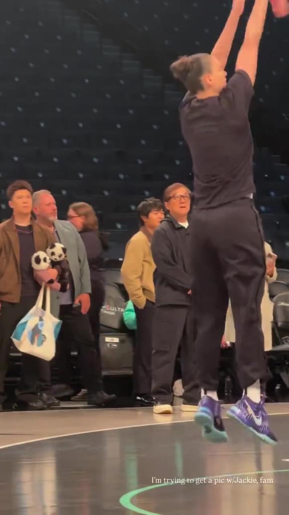 71歲成龍現(xiàn)身巴克萊中心看女籃比賽：她們投籃怎么那么準(zhǔn)?。。?>
                                <div   id=